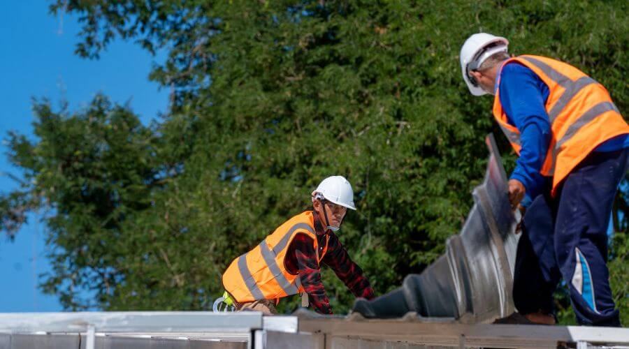 Professional gutter cleaning in Tarzana, CA